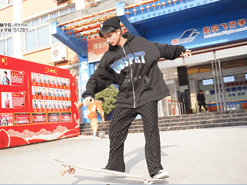 <b>滑板社同學(xué)正在學(xué)校操場練習(xí)滑板技術(shù)</b>