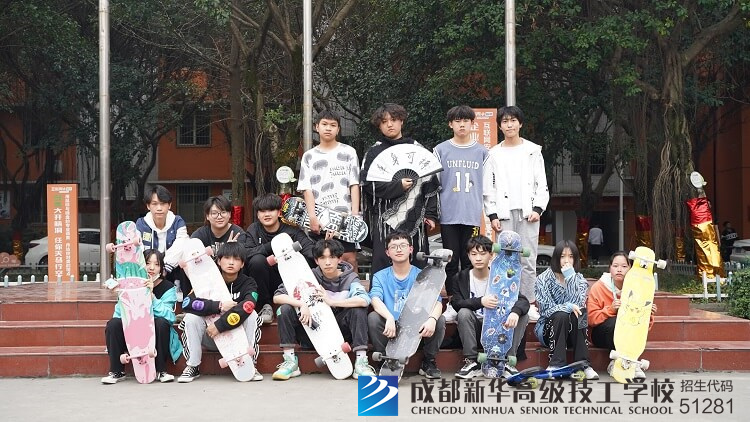 滑板社同學正在學校操場練習滑板技術