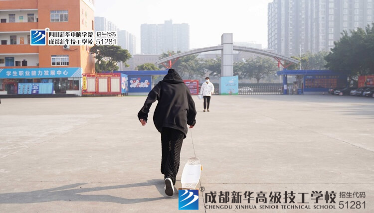 滑板社同學正在學校操場練習滑板技術