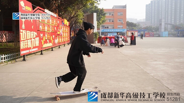 滑板社同學正在學校操場練習滑板技術