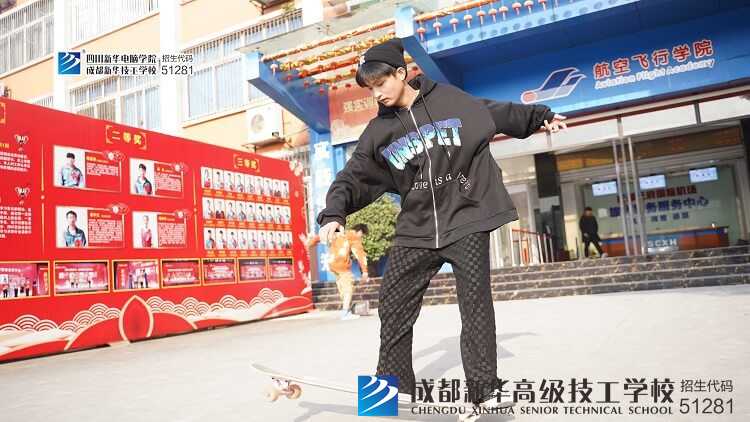 滑板社同學正在學校操場練習滑板技術