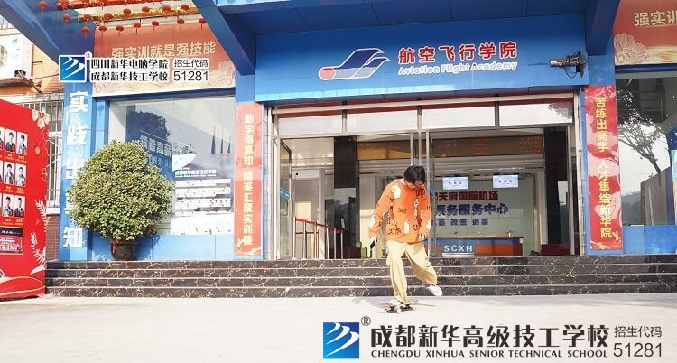 滑板社同學正在學校操場練習滑板技術