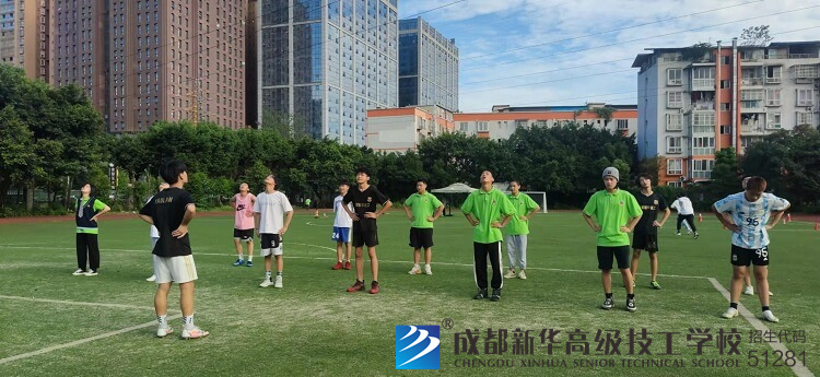 足球社的同學們每周都會在足球場進行訓練