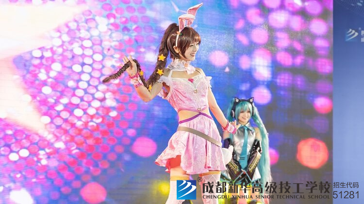 動漫社同學的cosplay表演