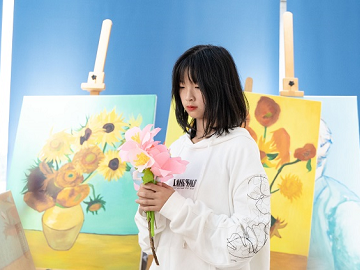 <b>在老師的帶領(lǐng)下同學(xué)們自己動(dòng)手制作手工藝作品</b>