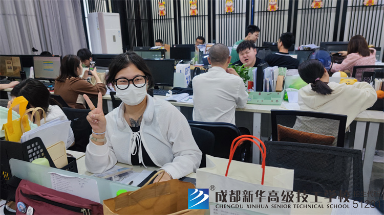 就業辦老師回訪檸檬裝飾入職學生