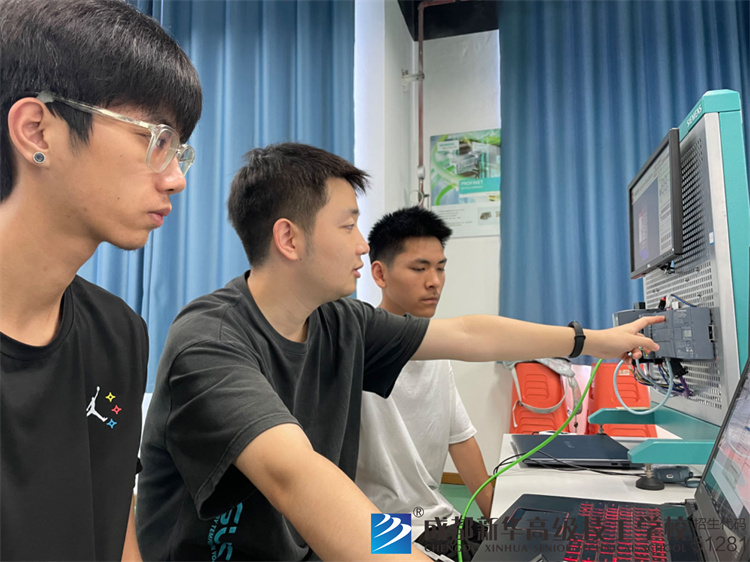 我校22級工業機器人班級參與校外比賽