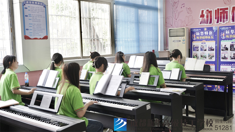 新生在學校里學習的抓拍瞬間