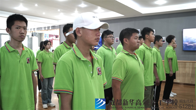 新生在學校里學習的抓拍瞬間