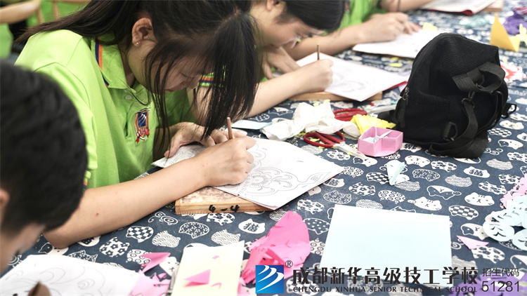 新生在學校里學習的抓拍瞬間