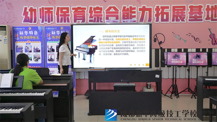 新生在學校里學習的抓拍瞬間