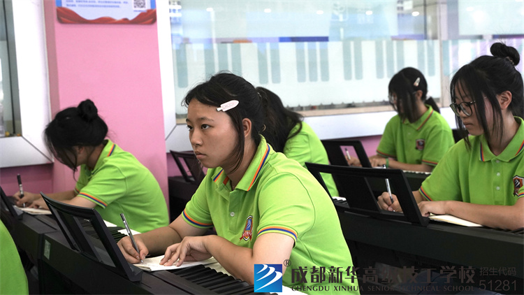 新生在學校里學習的抓拍瞬間