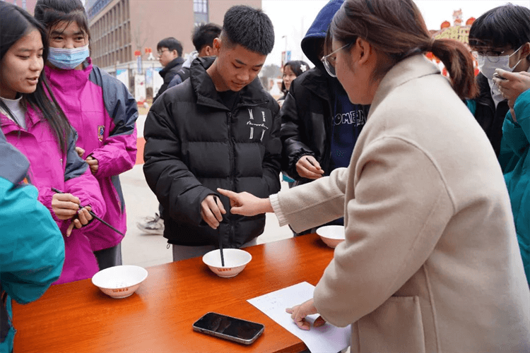 歡聲笑語鬧元宵，匠心獨運慶團圓 