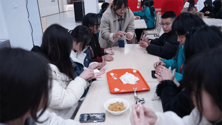 歡聲笑語鬧元宵，匠心獨運慶團圓 