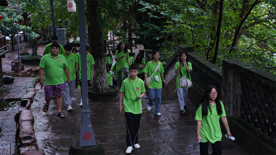 成都新華高級技工學校新生夏令營拓展