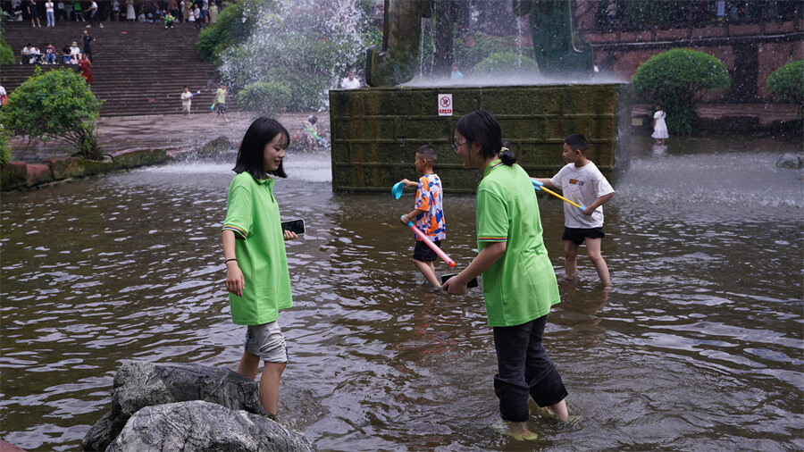 成都新華高級技工學校新生夏令營拓展