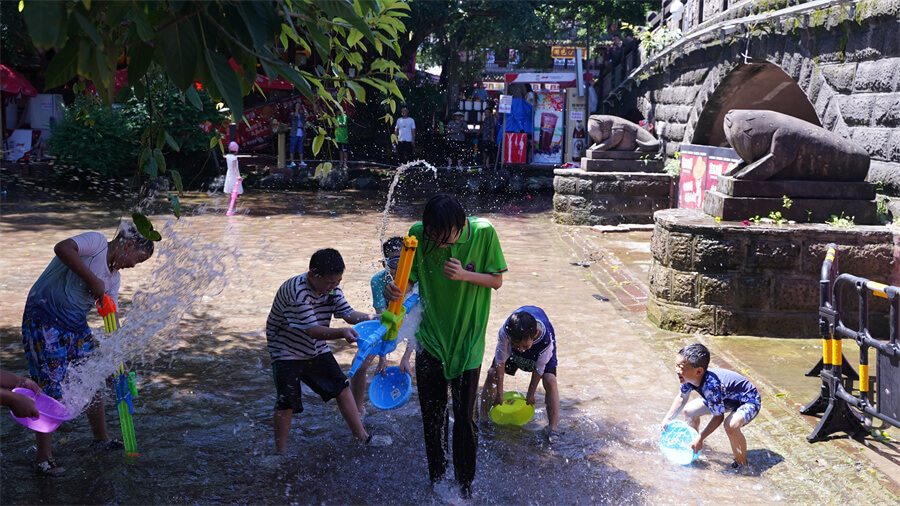 成都新華高級技工學校新生夏令營拓展