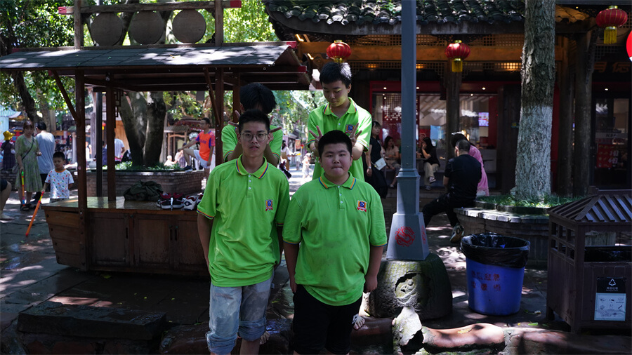 成都新華高級技工學校新生夏令營拓展