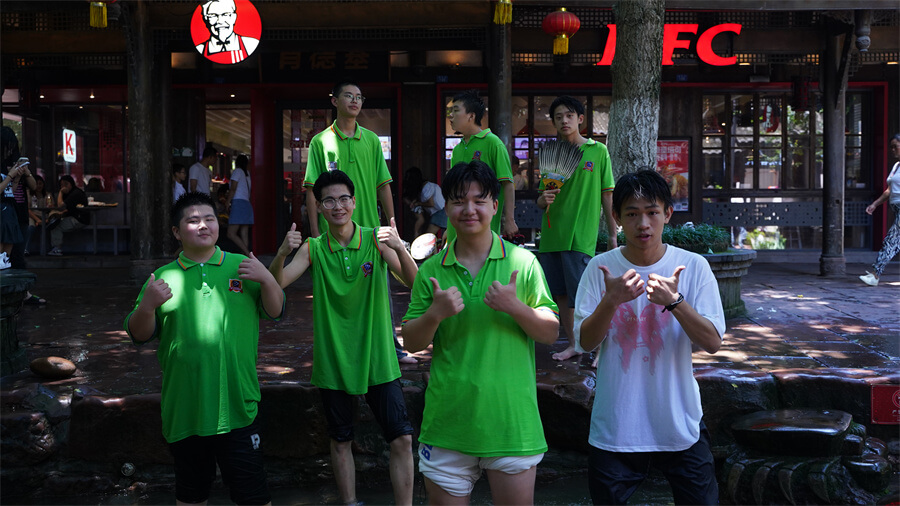 成都新華高級技工學校新生夏令營拓展