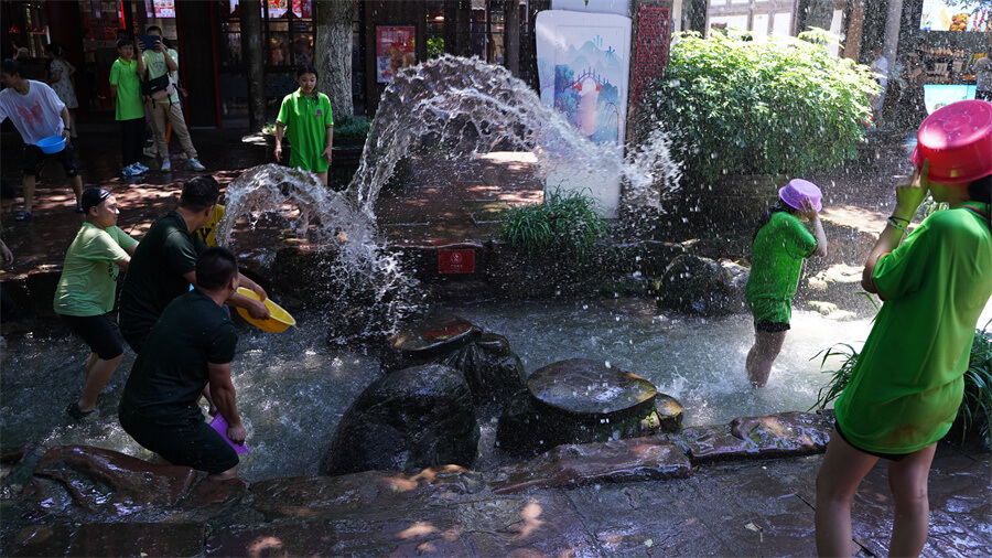 成都新華高級技工學校新生夏令營拓展