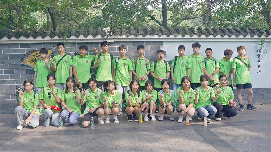 成都新華高級技工學校新生夏令營拓展